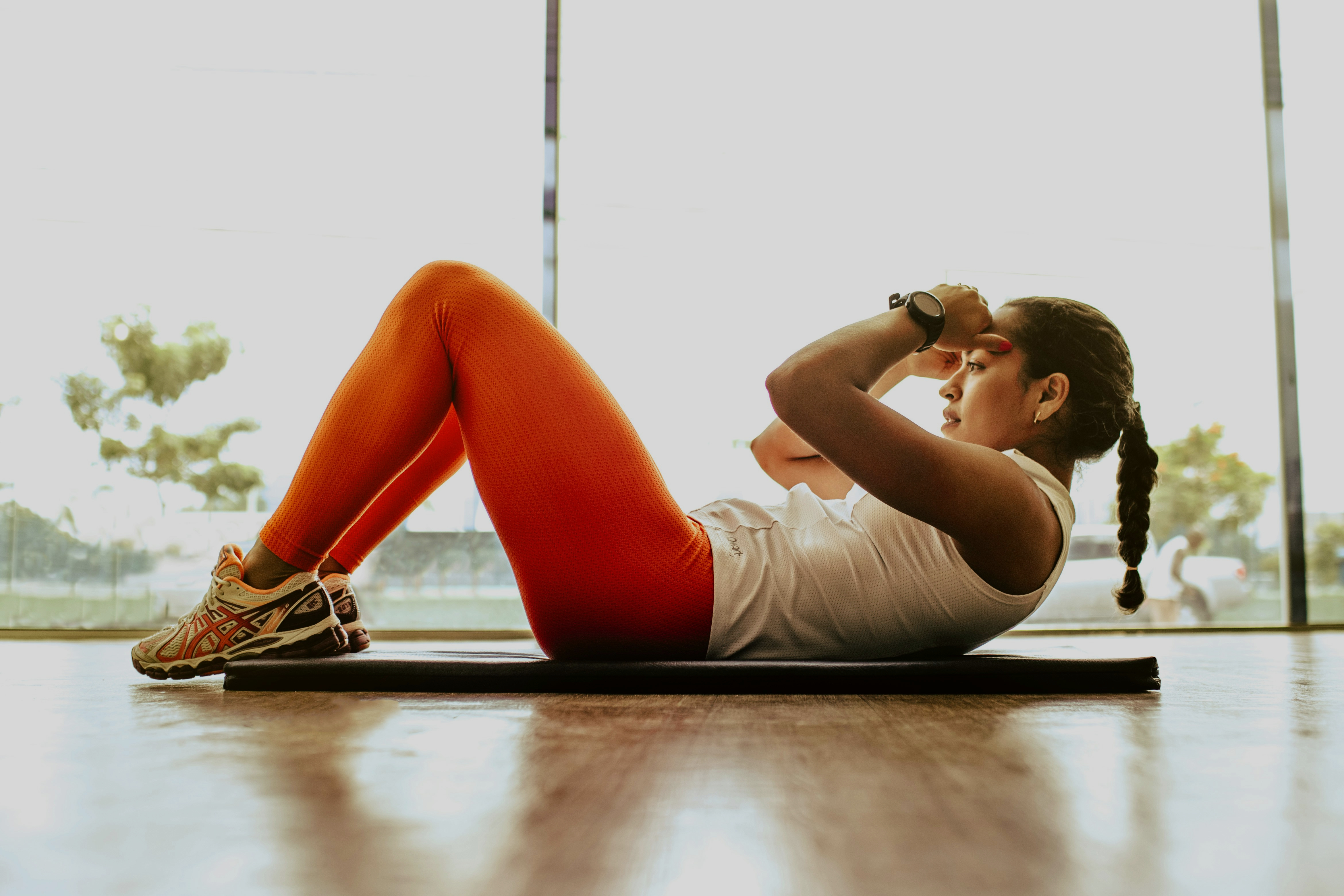 mujer haciendo ejercicios de abdominales